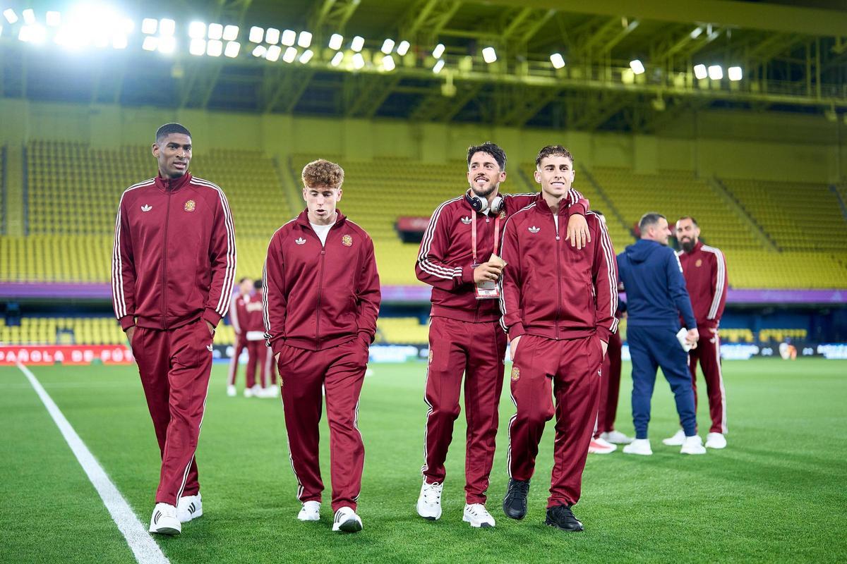 Mosquera, junto a Fermín, Fornals y Víctor Muñoz, antes de debutar con España.