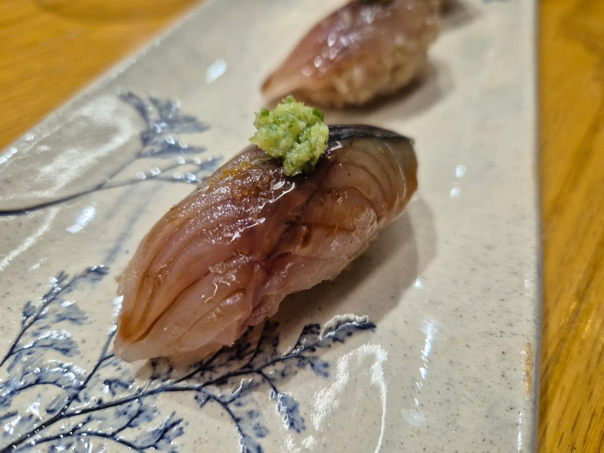 Otro de los nigiris de pescado blanco del restaurante.