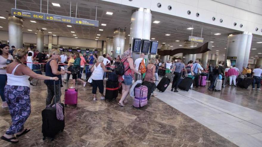 Pasajeros esperan en embarque en el aeropuerto Tenerife Sur.