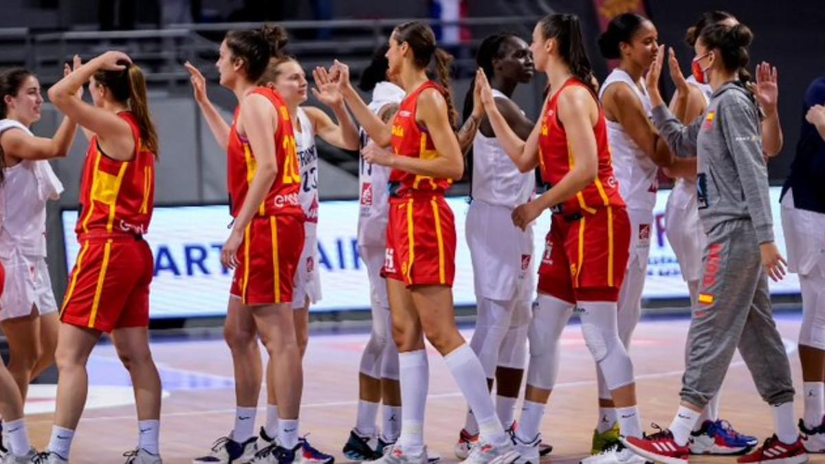 Jugadoras de la selección tras el reciente partido ante Francia