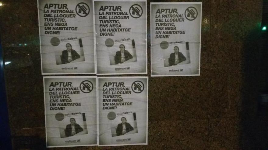 Carteles en la sede de Habtur.