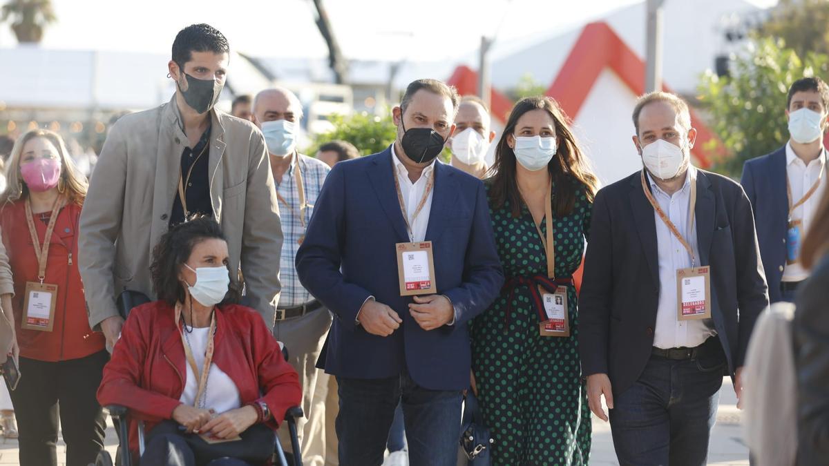 José Luis Ábalos llega al congreso federal junto a Mercedes Caballero, Aaron Cano, Elisa Valía y David Calvo.