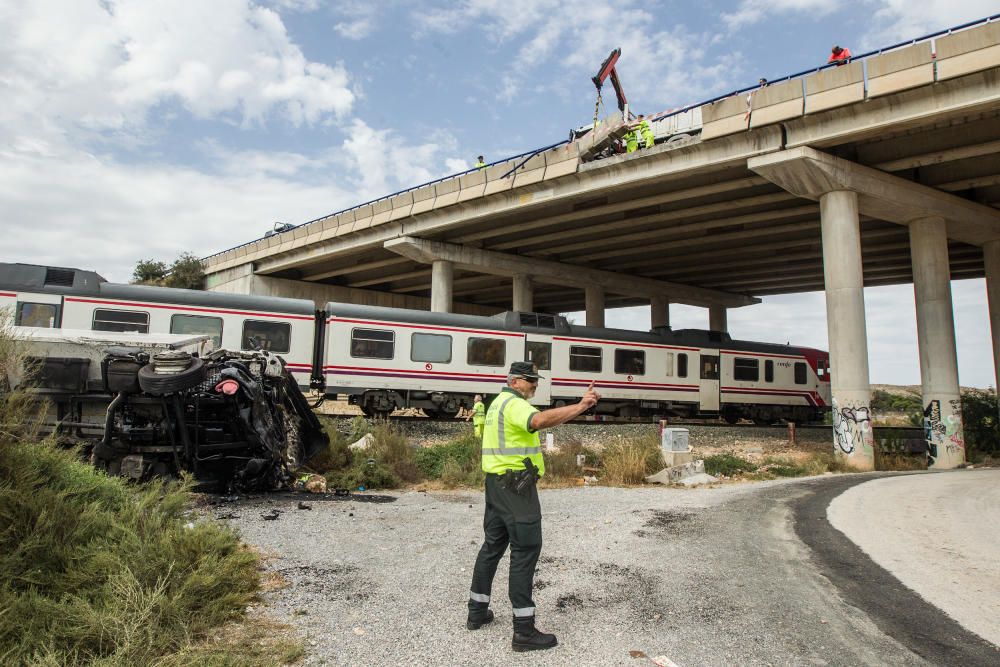 Tres personas han resultado heridas en un aparatoso accidente ocurrido poco antes de las tres de la tarde en la carretera que da acceso al aeropuerto, la N-338