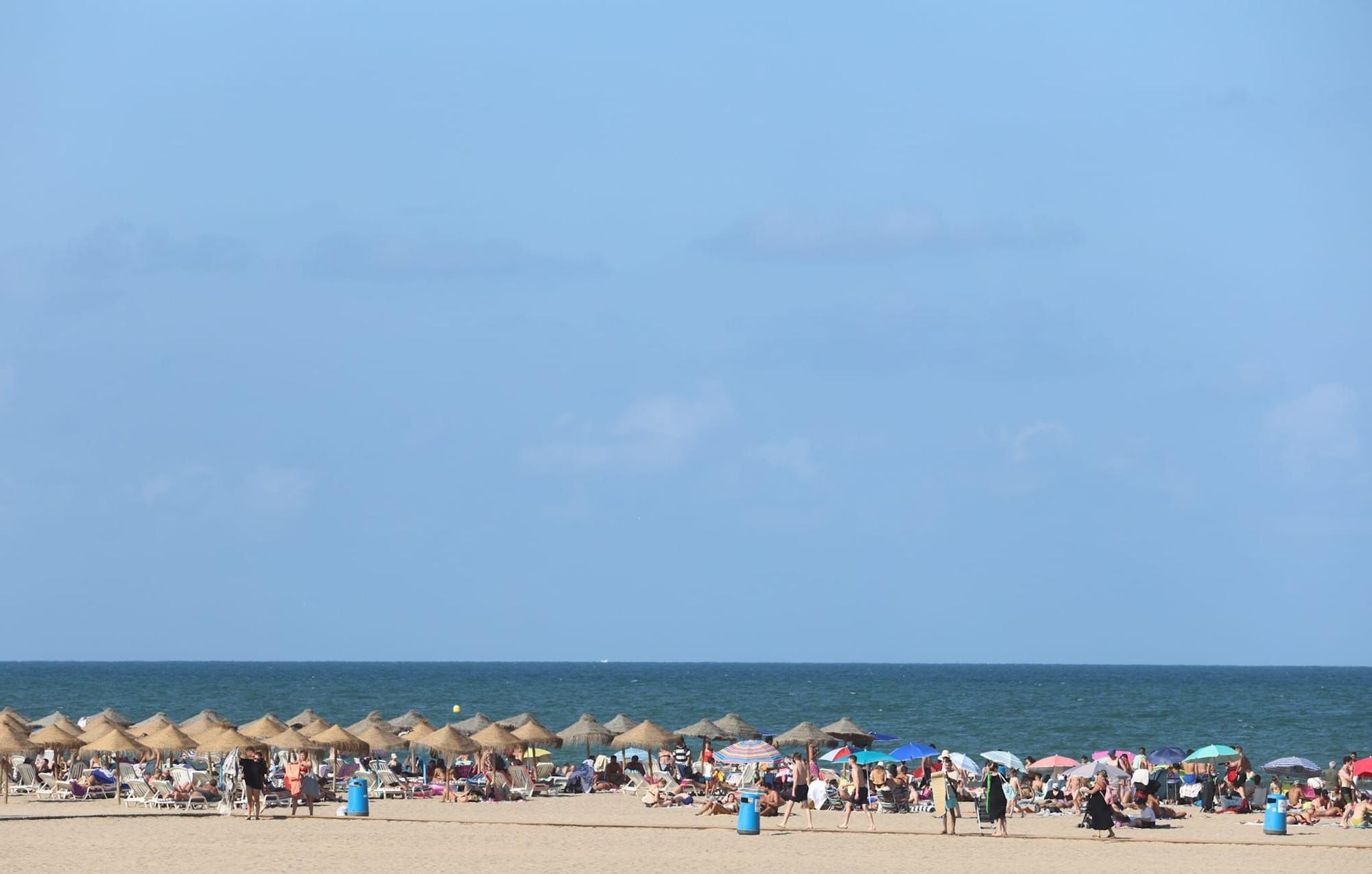 Las playas de València a rebosar el último fin de semana de julio