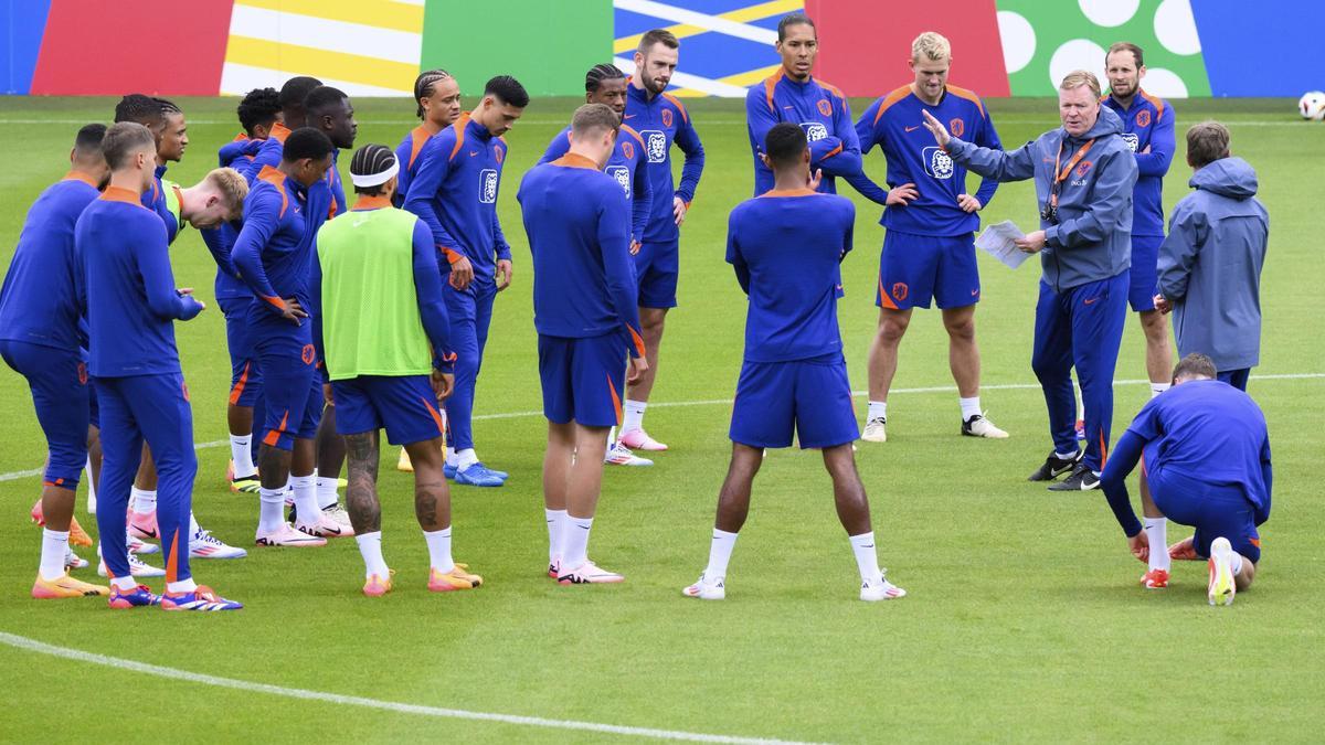 Koeman da instrucciones a sus jugadores en un entrenamiento en Alemania.