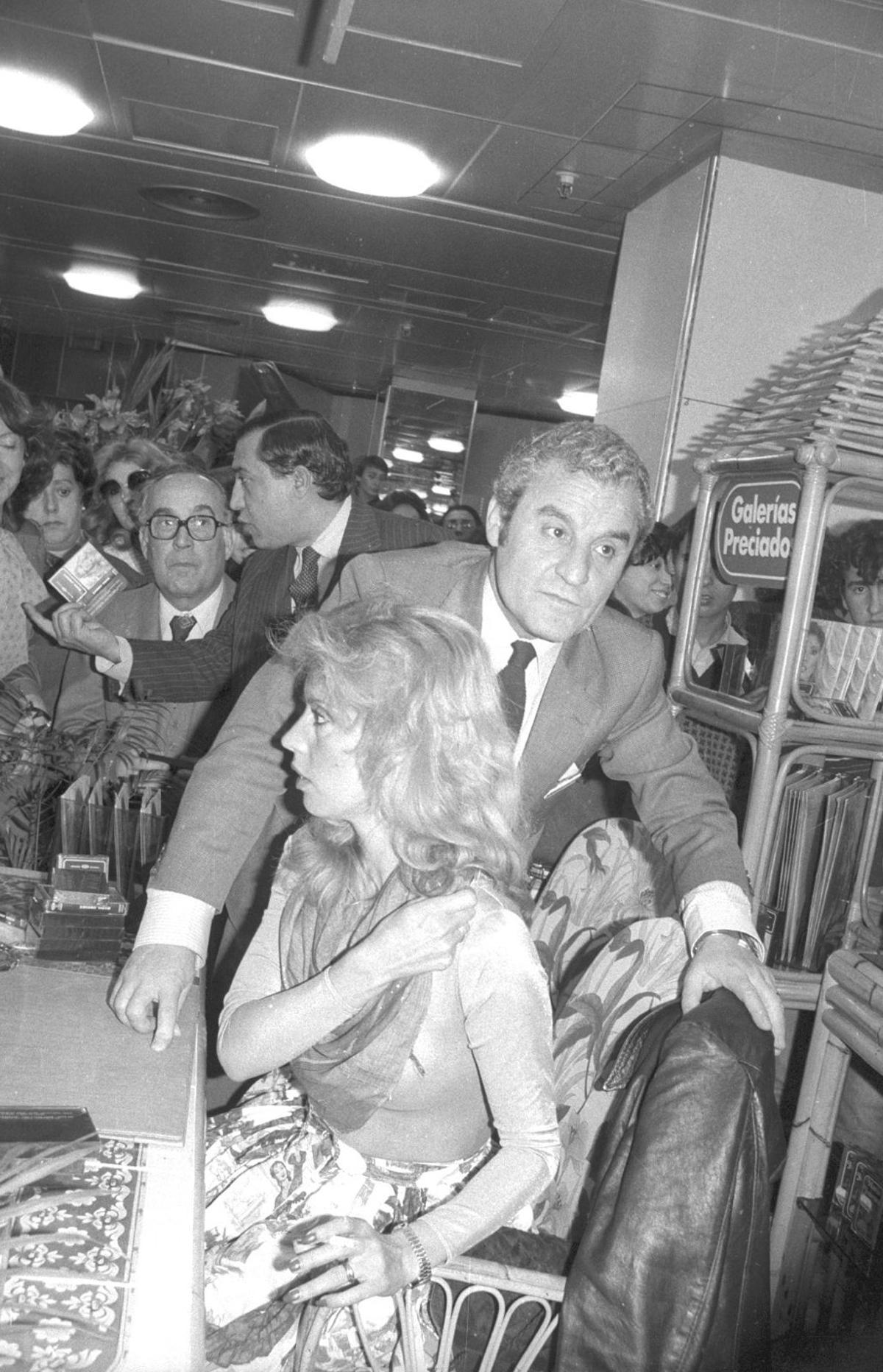 La artista María Jiménez con el director de Galerías Preciados de Alicante, Eufemiano González.