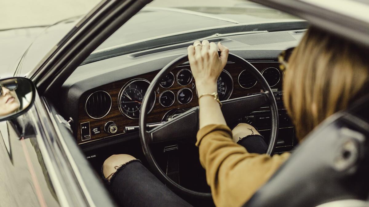 Una mujer conduce un coche