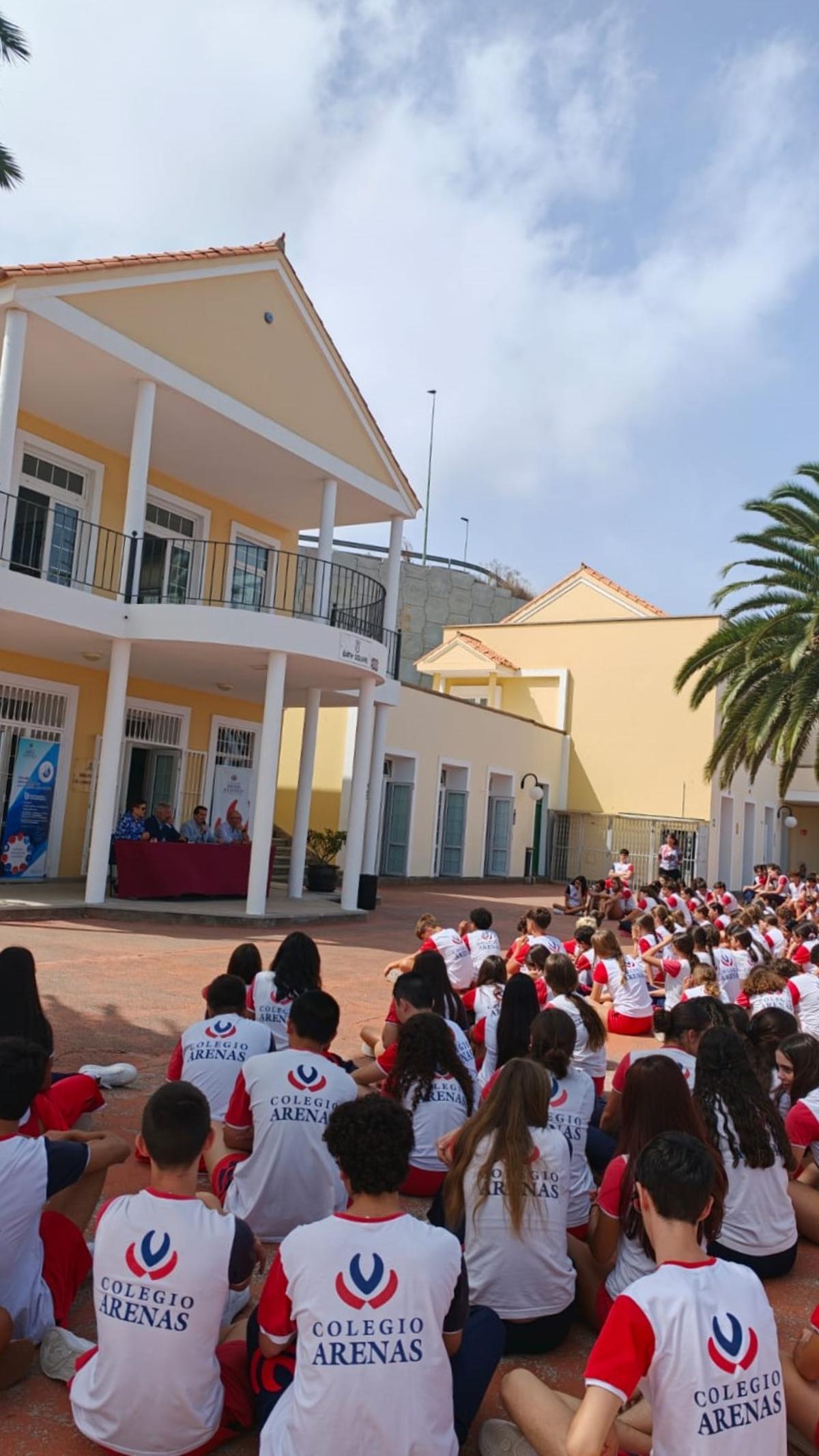 El recto de la ULPGC, Lluís Serra, visita el Colegio Arenas Atlántico