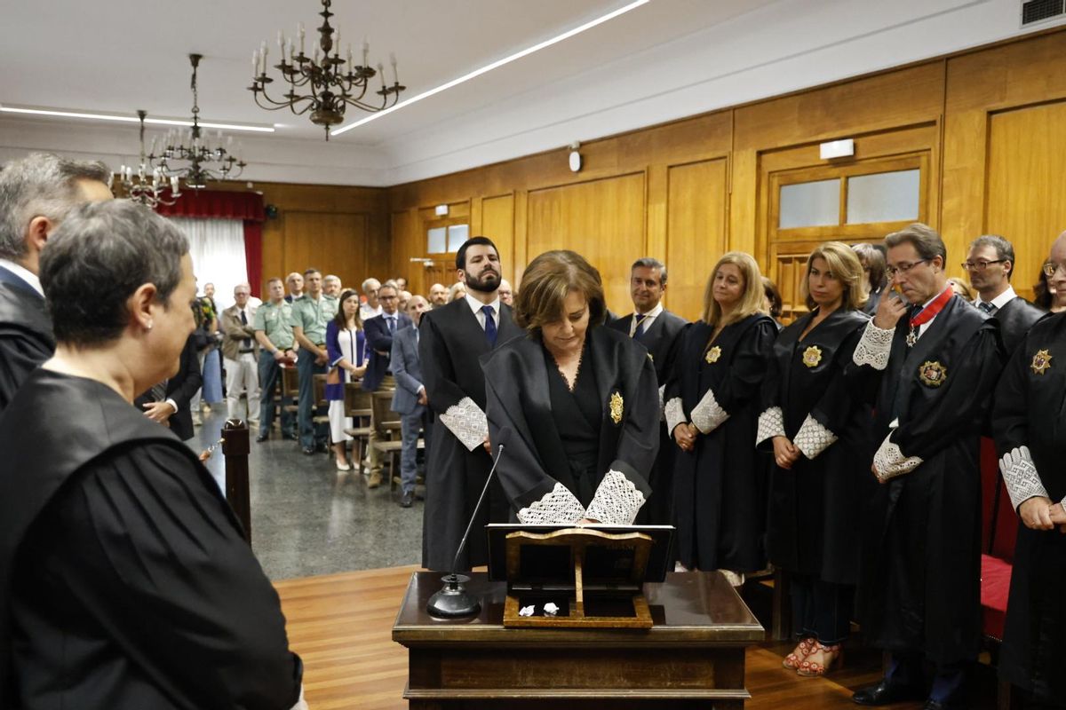 Momento en el que la magistrada Blanco Arce jura su cargo.