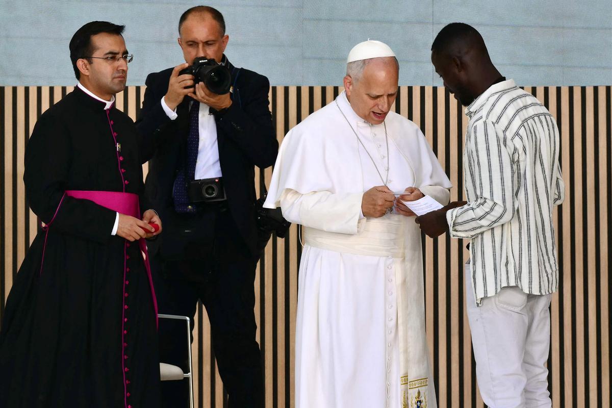 El papa León XIV en su visita este sábado al centro CEDIA 24 Horas, de Cáritas Madrid. El papa León XIV en su visita este sábado al centro CEDIA 24 Horas, de Cáritas Madrid.