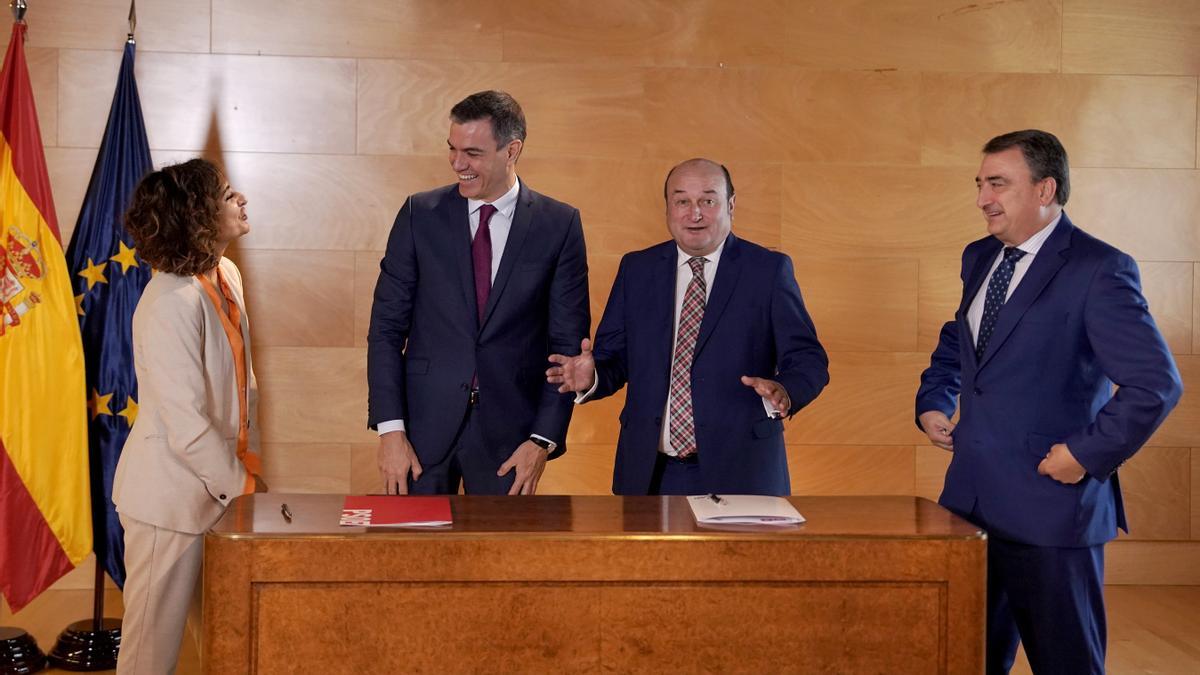 El presidente del Gobierno, Pedro Sánchez, y el presidente del PNV, Andoni Ortuzar, durante la firma del acuerdo de investidura.