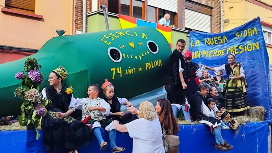 Una de las carrozas del desfile, con la reproducción de una botella de sidra. | A. G.-O.