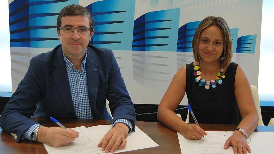 Natalia Dieste y Félix Rubial, en la firma del contrato. // FdV