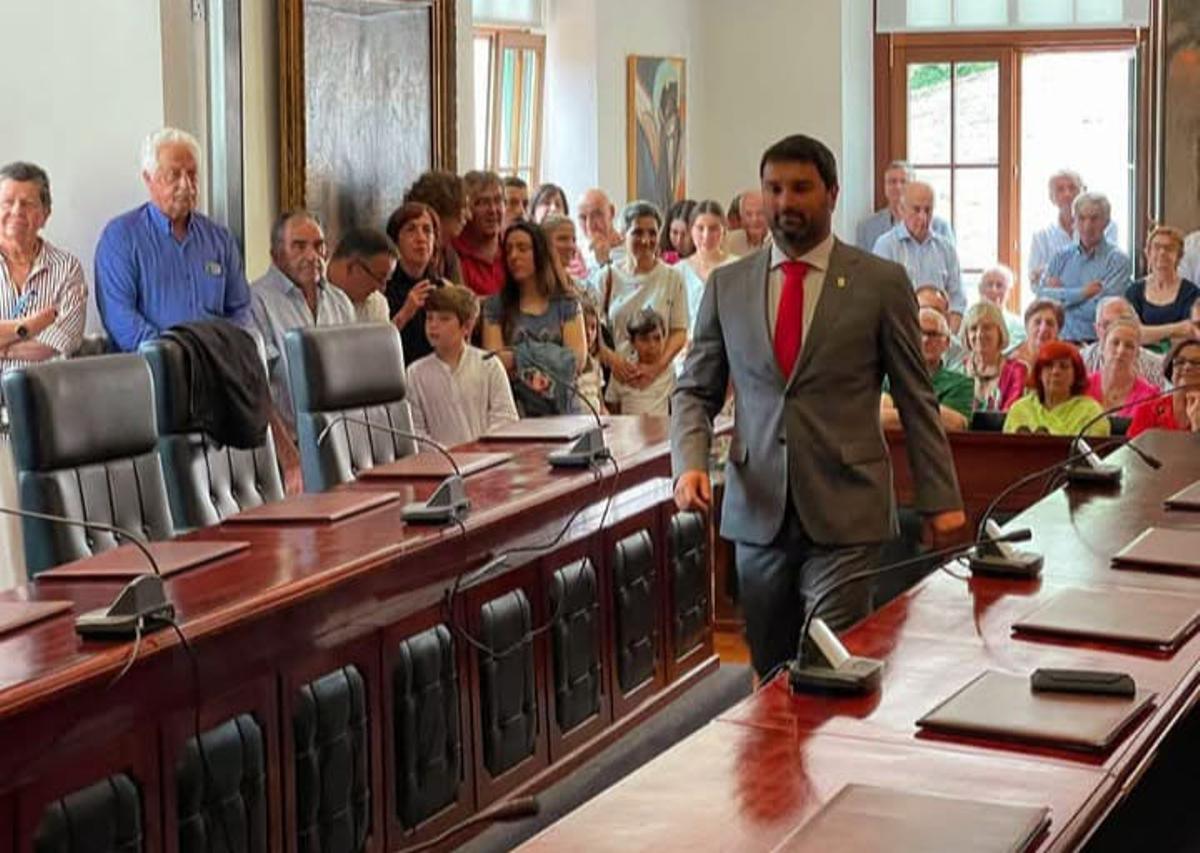 El alcalde de Valdés, Óscar Pérez, durante su investidura.