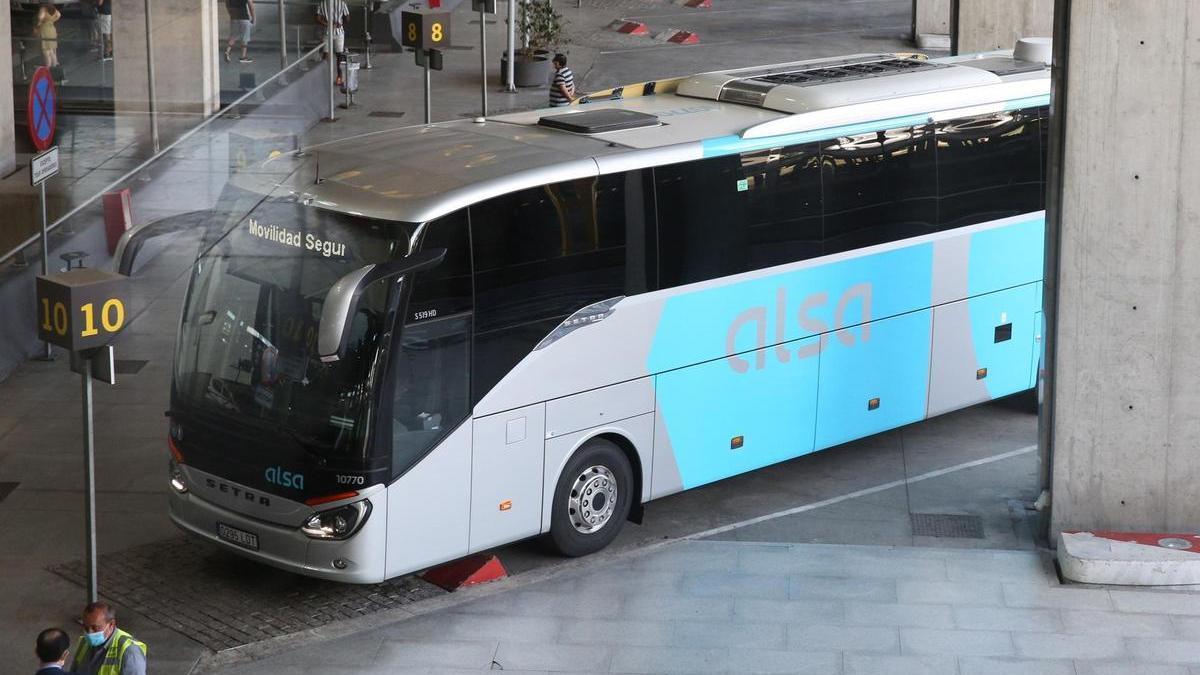 Autobús de Alsa en la estación de Oviedo.