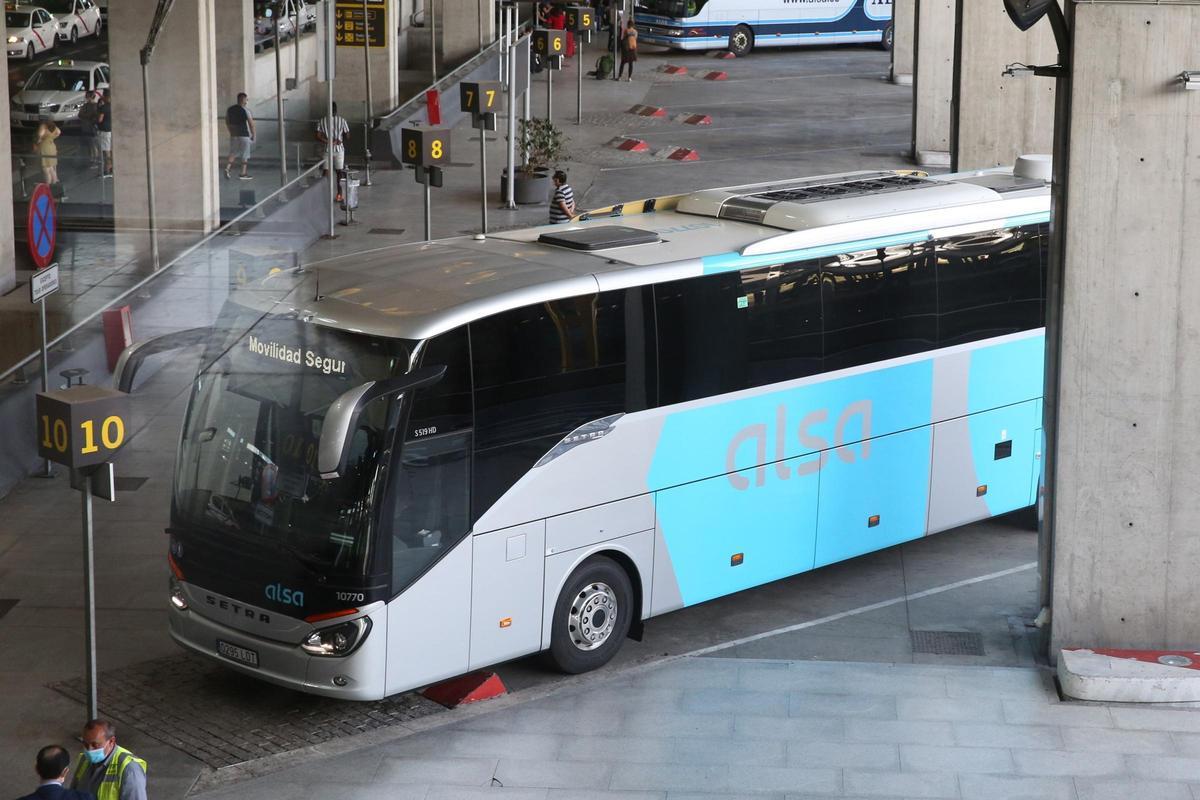 Autobús de Alsa en la estación de Oviedo.