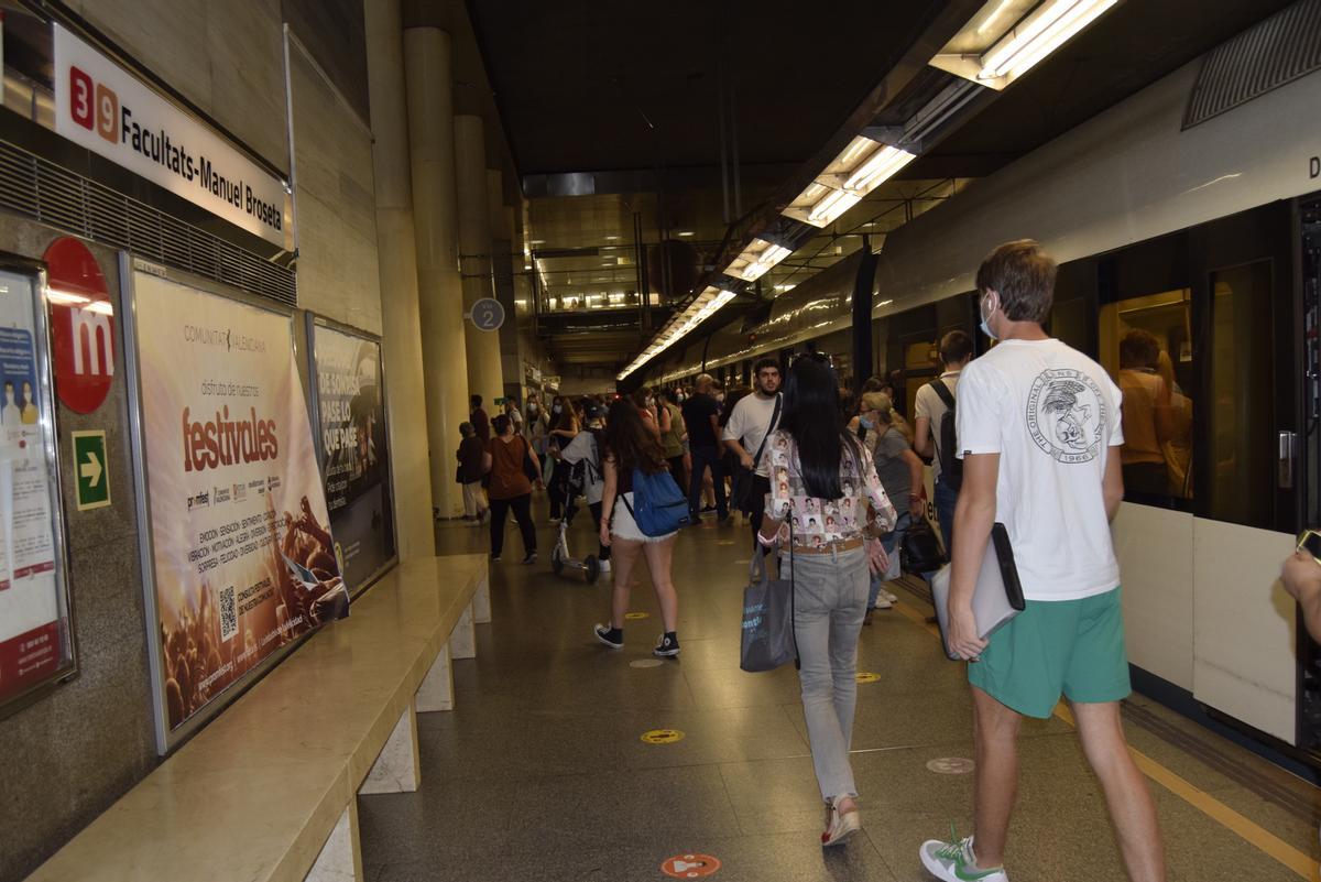 Jóvenes en la estación de Facultats