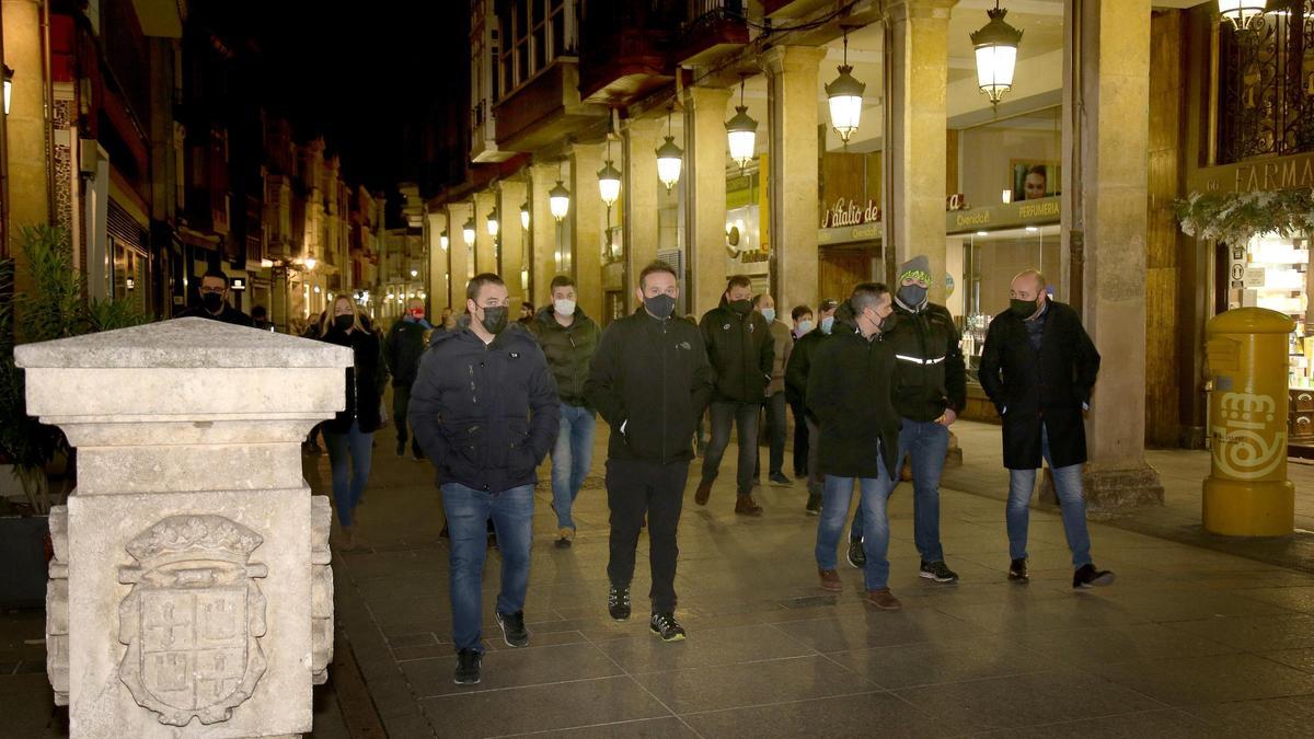 Un grupo de 40 personas desafía el toque de queda con un paseo por el centro de Palencia.