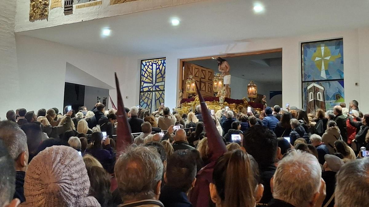 Los costaleros sacan el trono de la iglesia de la Mare de Déu de les Neus a una plaza abarrotada de público