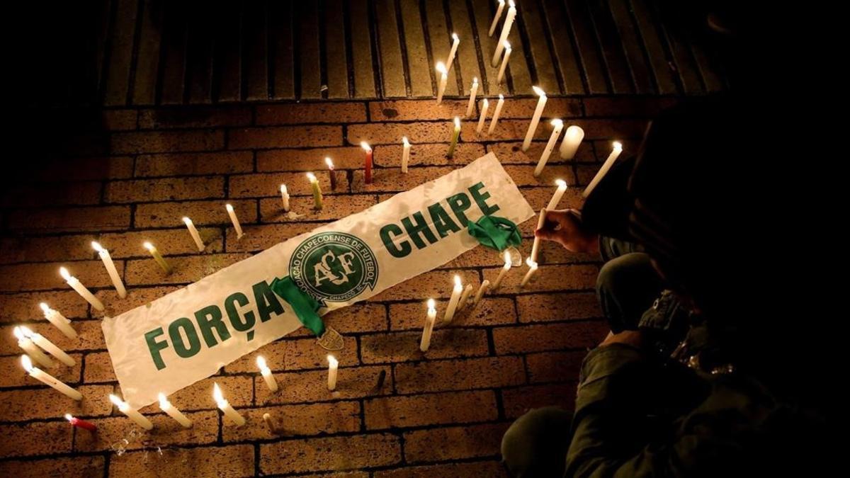 Velas en homenaje a las víctimas del siniestrado avión del club brasileño Chapecoense, en Bogotá, este martes.