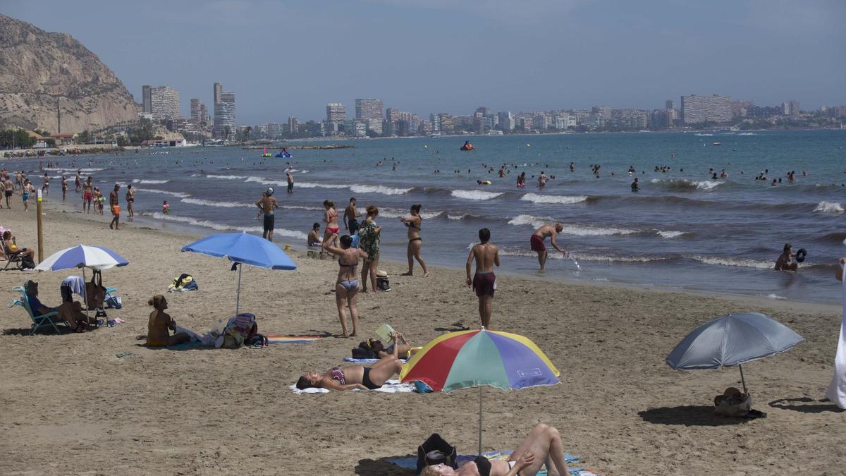 Fotografía de archivo de la playa del Postiguet.