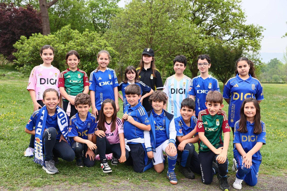 EN IMÁGENES: Los alumnos del colegio École se visten de azul para apoyar al Real Oviedo