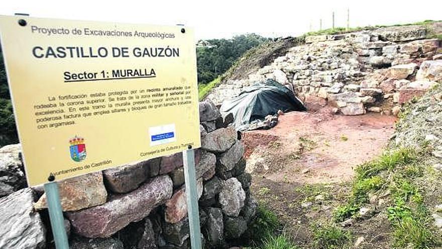 Las murallas del castillo de Gauzón, en el peñón de Raíces.