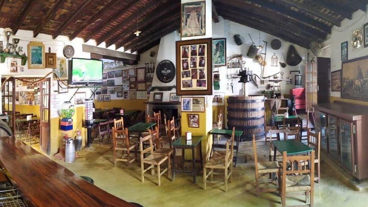 Taberna El Mellizo, con su característico suelo de albero, fundada en 1954.