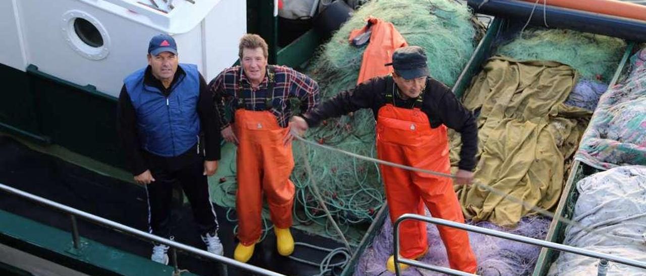 Los pescadores de centollo -en la foto, tres de O Grove- deben dedicarse ahora a otros recursos. // Muñiz