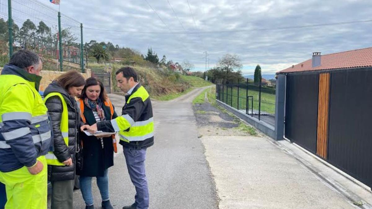 El alcalde, Gerardo Sanz, primero por la derecha, con una técnica municipal y responsables de la empresa que ejecutará la obra.