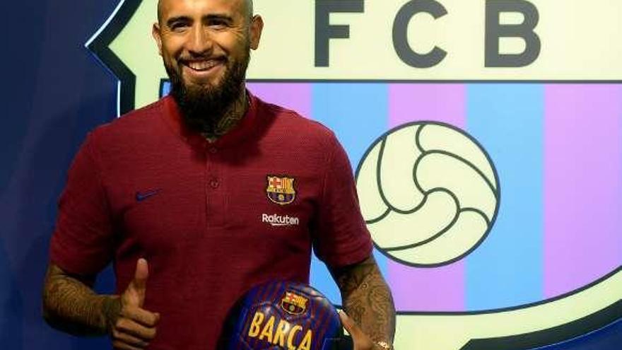 Arturo Vidal posa en el día de su presentación como jugador culé.