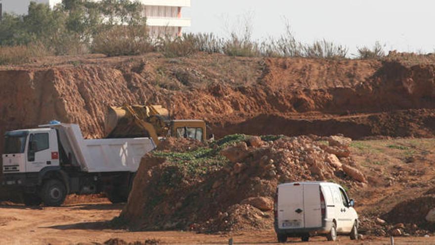 Movimiento de tierra en una finca de Platja d´en Bossa, en una imagen de archivo.