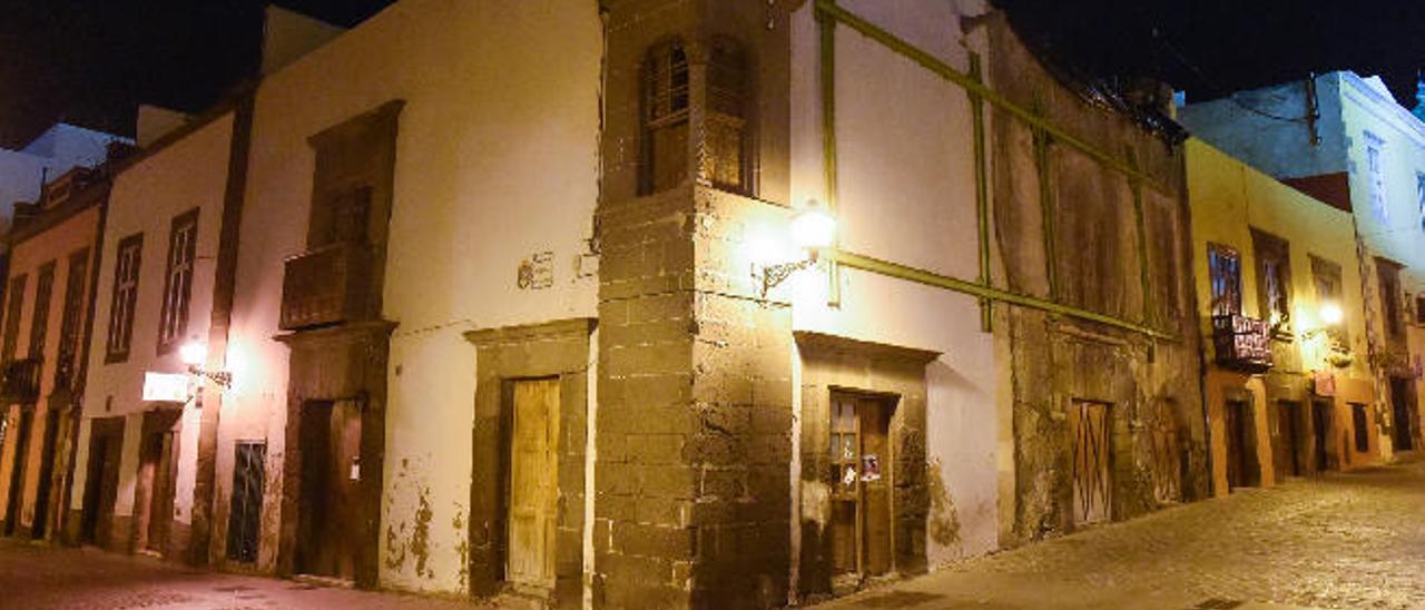 Casa del Deán. La fachada de Herrería tiene amarres para evitar su caída.