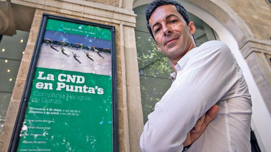 José Carlos Martínez, exbailarín estrella de la Ópera de París, ayer, frente al Teatre Principal.