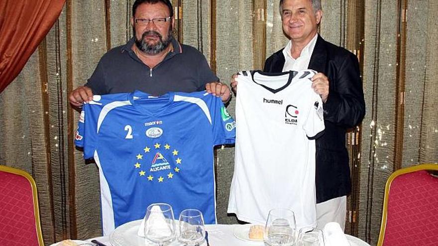 Toni Navarro y Francis Valero, presidentes de Mar Alicante y Elda Prestigio, posan con las camisetas de sus equipos.