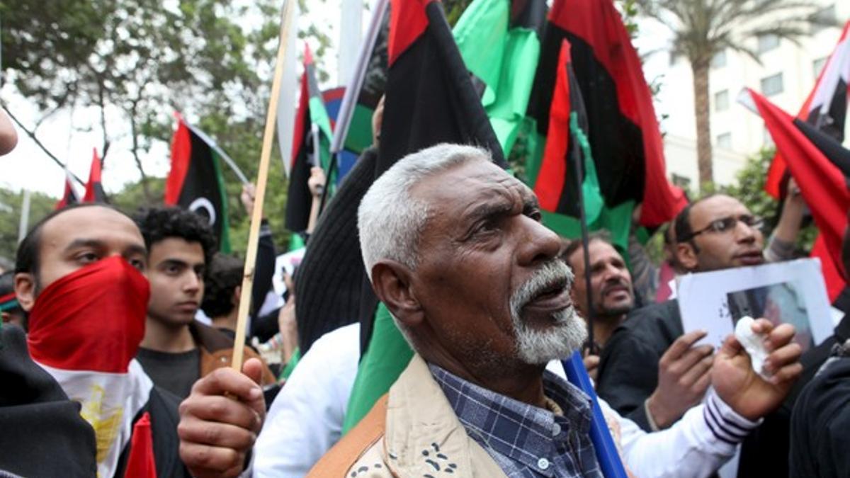 Opositores libios se manifiestan en El Cairo contra Gadafi.