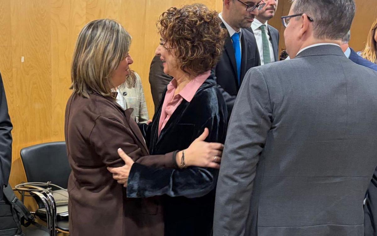 Gimena Llamedo, a la izquierda, saludando a la ministra María Jesús Montero, ayer, en Madrid.