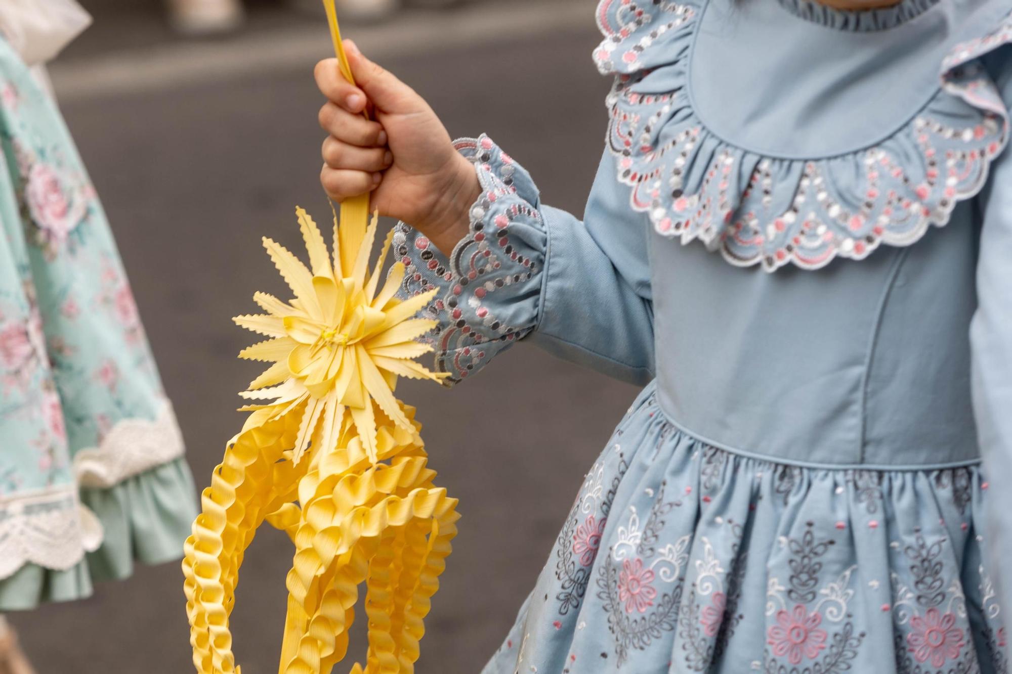 Miles de personas abarrotan el centro de la ciudad de Alicante para celebrar el Domingo de Ramos