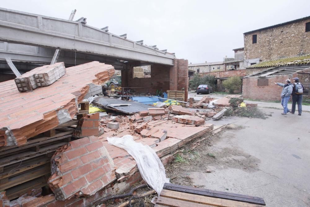 Un tornado deixa danys en cases, naus i vehicles a Cistella