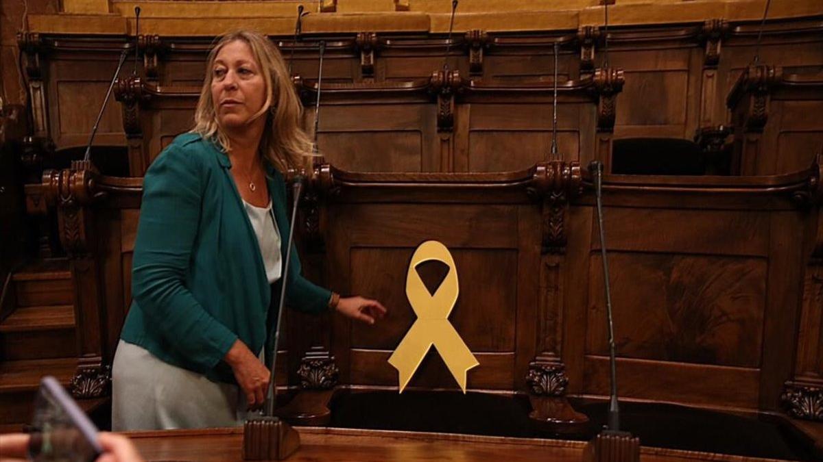 Lazo amarillo en la silla de Joaquim Forn en el Ajuntament de Barcelona