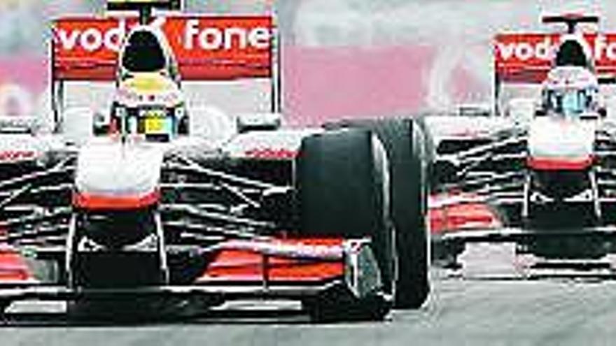 Los McLaren de Hamilton y Button. / efe