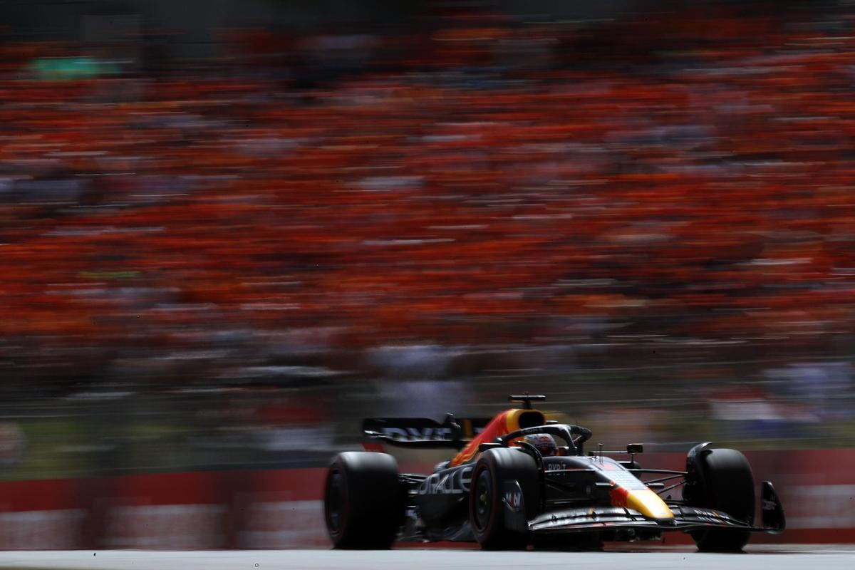 MONTMELÓ (BARCELONA), 22/05/2022.- El piloto de Red Bull Max Verstappen durante el Gran Premio de España de Fórmula Uno disputado este domingo en el circuito de Barcelona-Cataluña, en Montmeló (Barcelona). EFE/Alberto Estévez