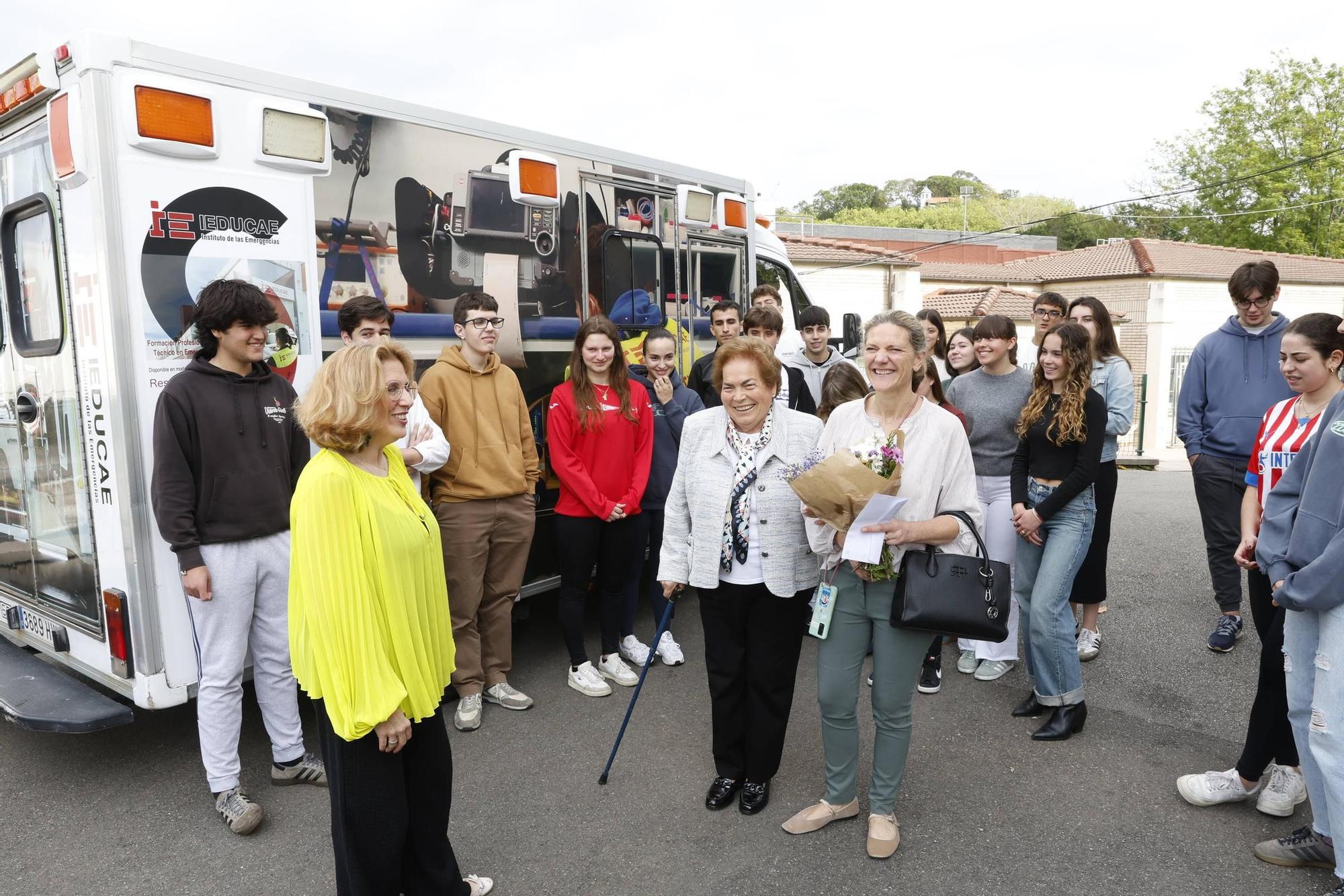 El homenaje en La Corolla a la primera conductora de ambulancias en Asturias, en imágenes