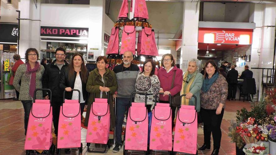 El árbol solidario del Mercat Municipal da visibilidad a la labor de la asociación Amunt contra el cáncer