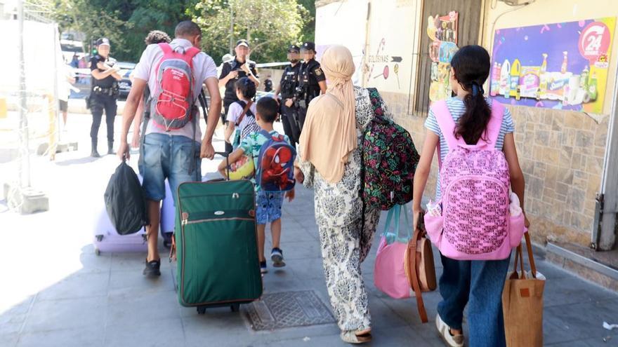 Desahucio en el barrio Virgen del Remedio en Alicante de una familia con 3 niños