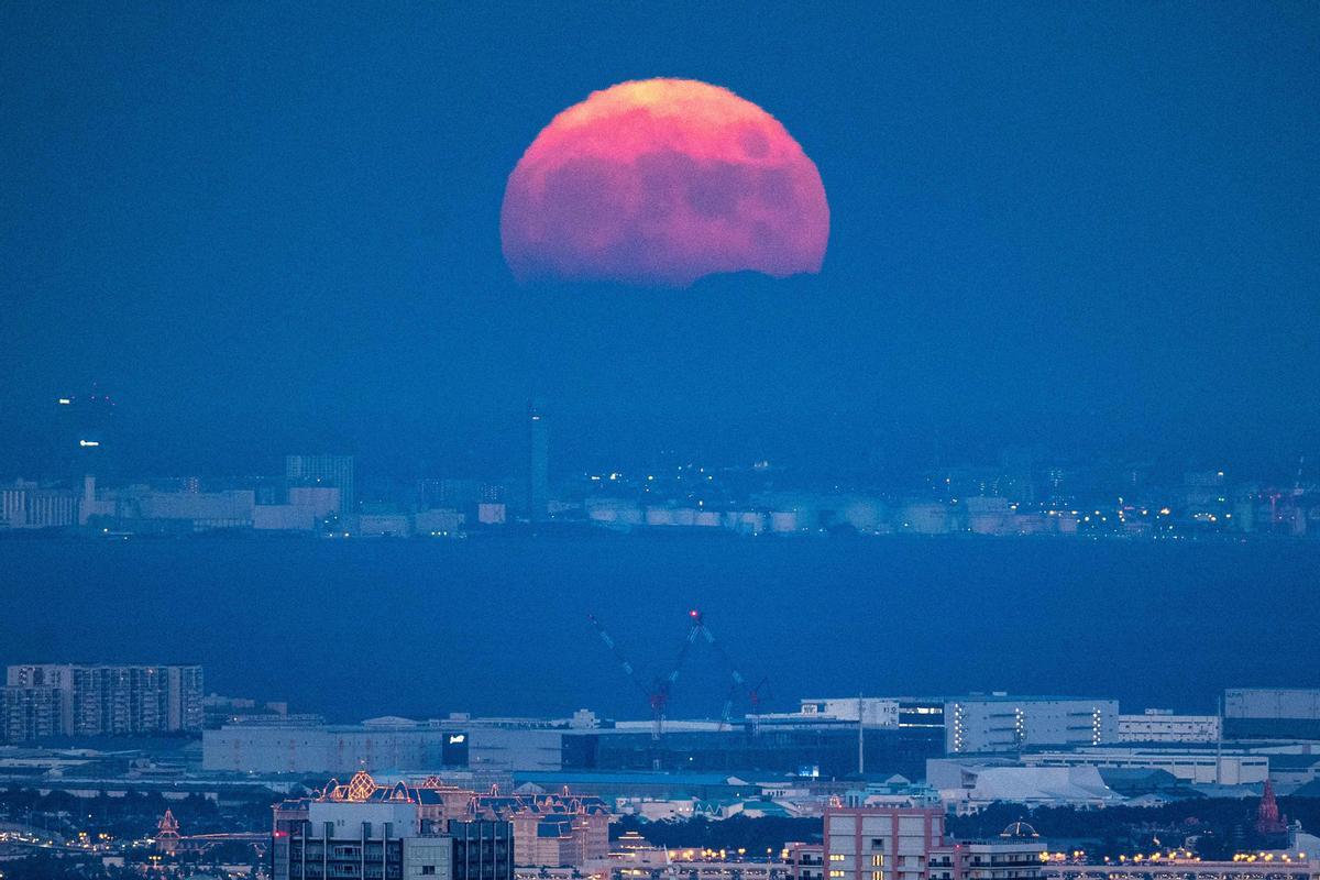 La Luna llena de septiembre, vista desde el mirador de la Torre Mori, en Roppongi Hills, Tokyo.