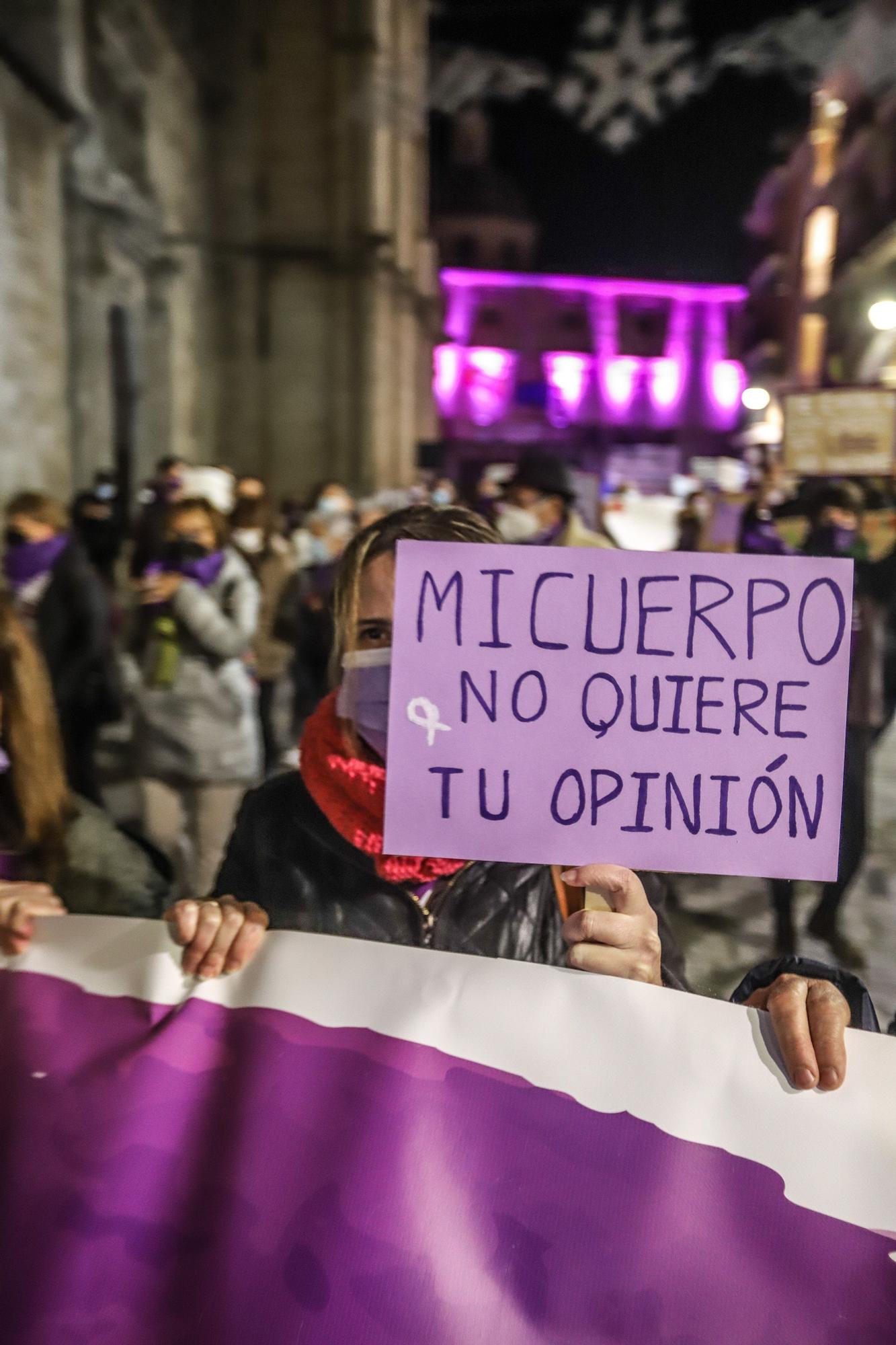 Protesta anoche en Orihuela en la marcha del 25N convocada por la Mesa de Igualdad del municipio y la concejalía