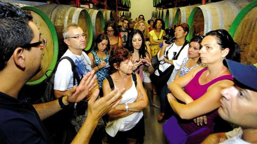 David Cabrera, ayer, dando explicaciones dentro de la bodega de la fábrica de ron Arehucas. | andrés cruz