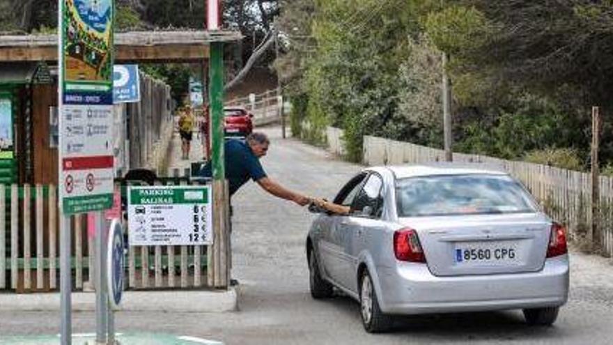 Acceso a uno de los aparcamientos habilitados en ses Salines.