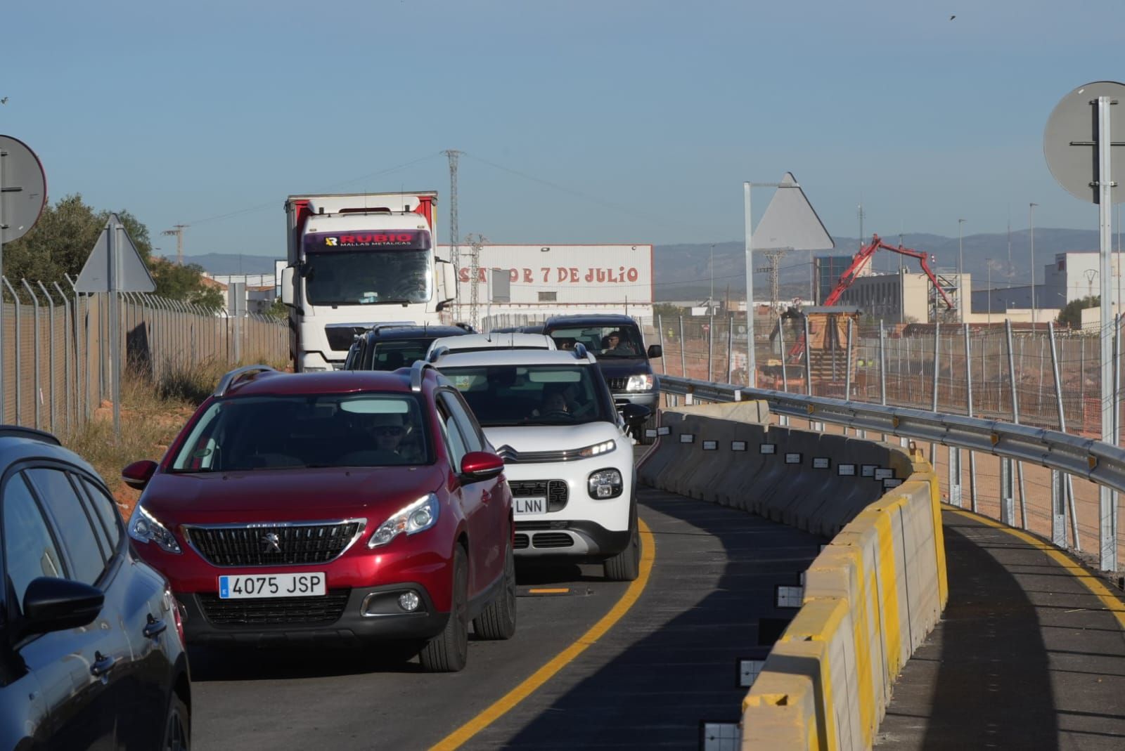 Galería de imágenes: Las obras del acceso ferroviario sur del puerto de Castellón generan un caos en la circulación